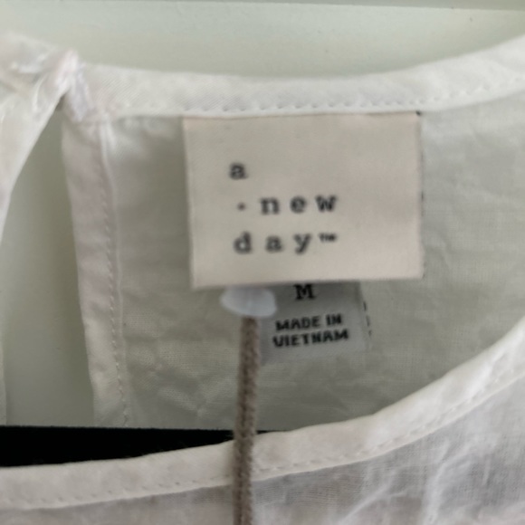 A new day white flutter sleeve keyhole - Picture 4 of 4